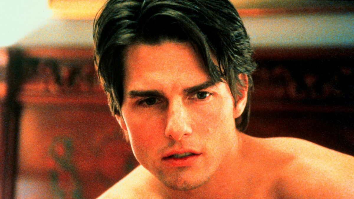 Zbliżenie na młodego aktora, kadr z sypialni.