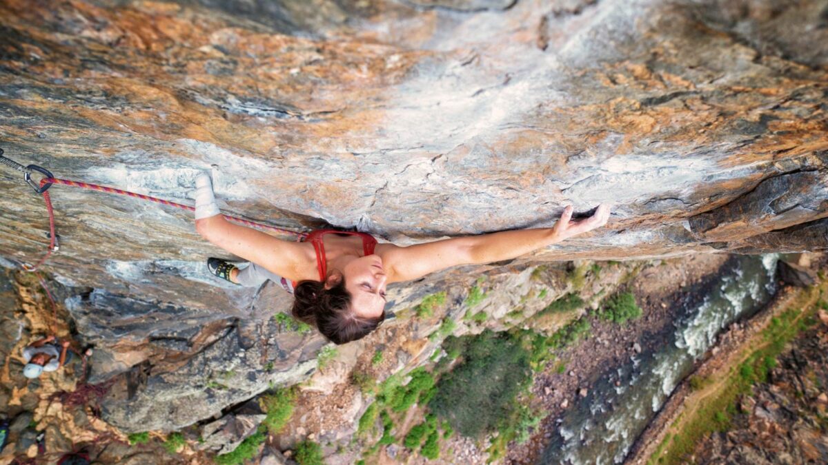 Kobieta wspinająca się na górę.