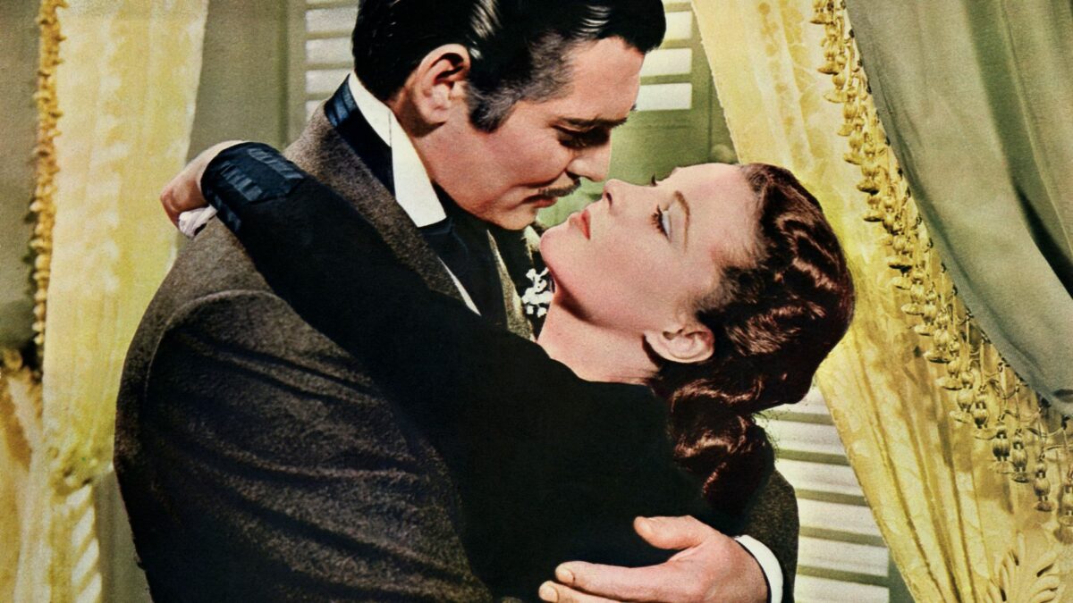 Dziewczyna obejmująca mężczyznę.