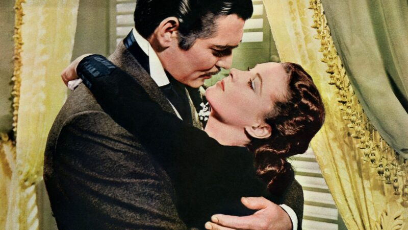 Dziewczyna obejmująca mężczyznę.