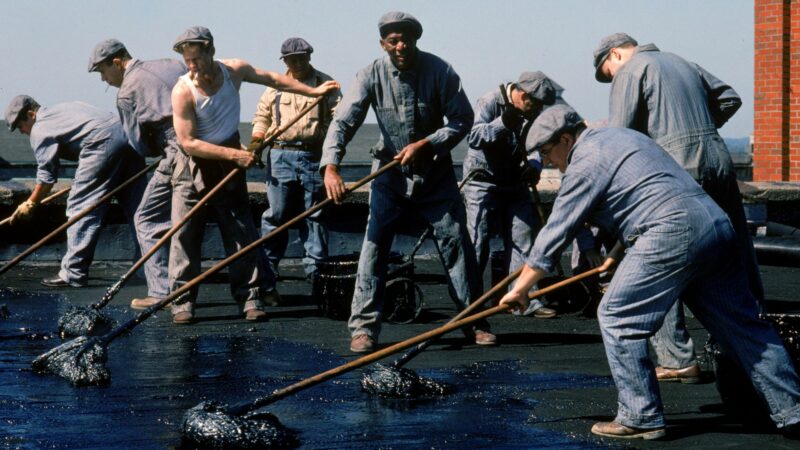 Prace przy sprzątaniu więziennej przestrzeni.