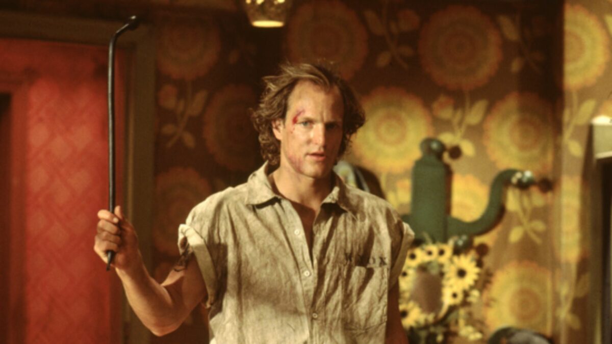 Zbliżenie na głównego bohatera, z ranami na twarzy w ręku trzyma łom.