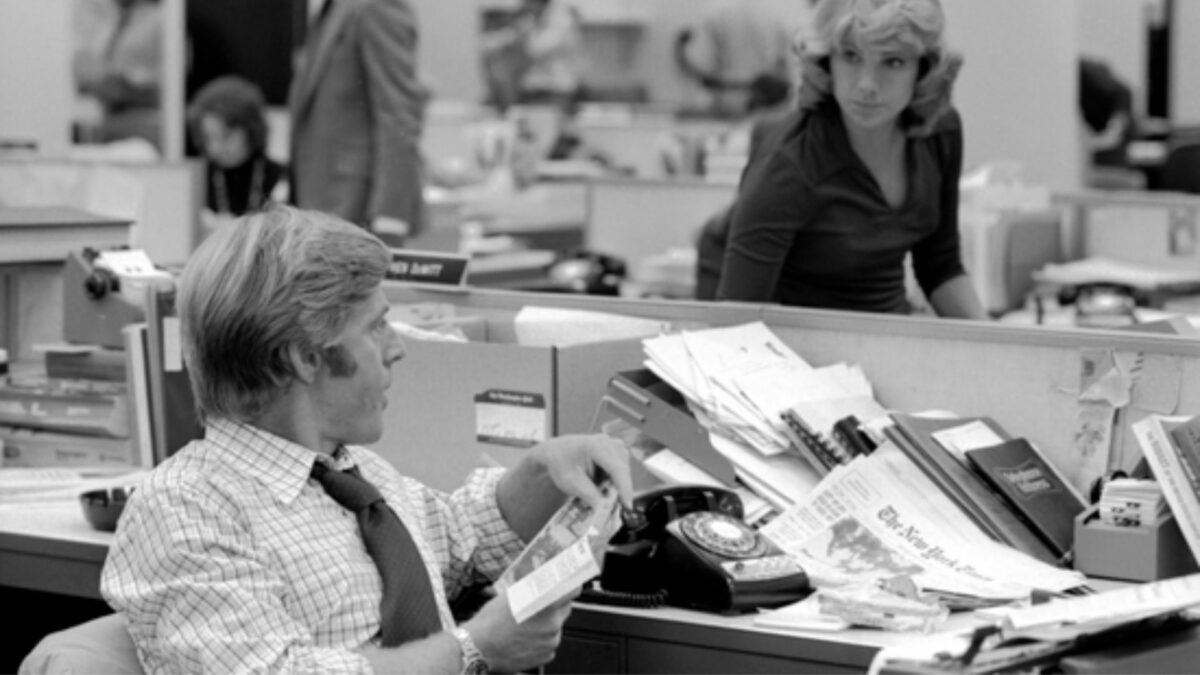 Redakcja gazety, dziennikarz przy biurku do pracy.