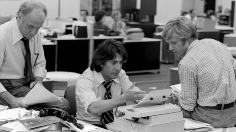 Grupa dziennikarzy przy maszynie do pisania.