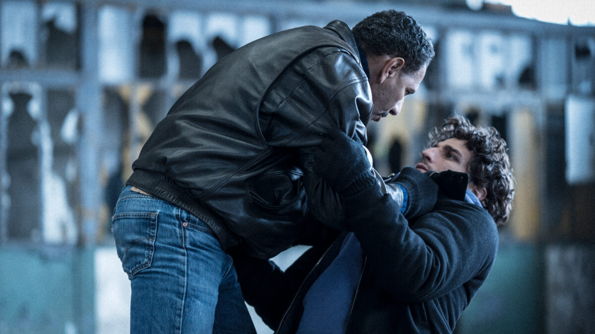 Kadr z bójki dwóch mężczyzn.