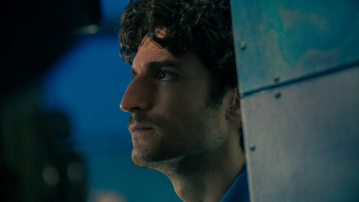 Zbliżenie na twarz młodego mężczyzny.