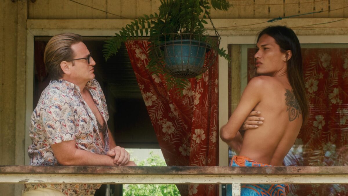 Mężczyzna na patio w towarzystwie rdzennego mieszkańca Polinezji.