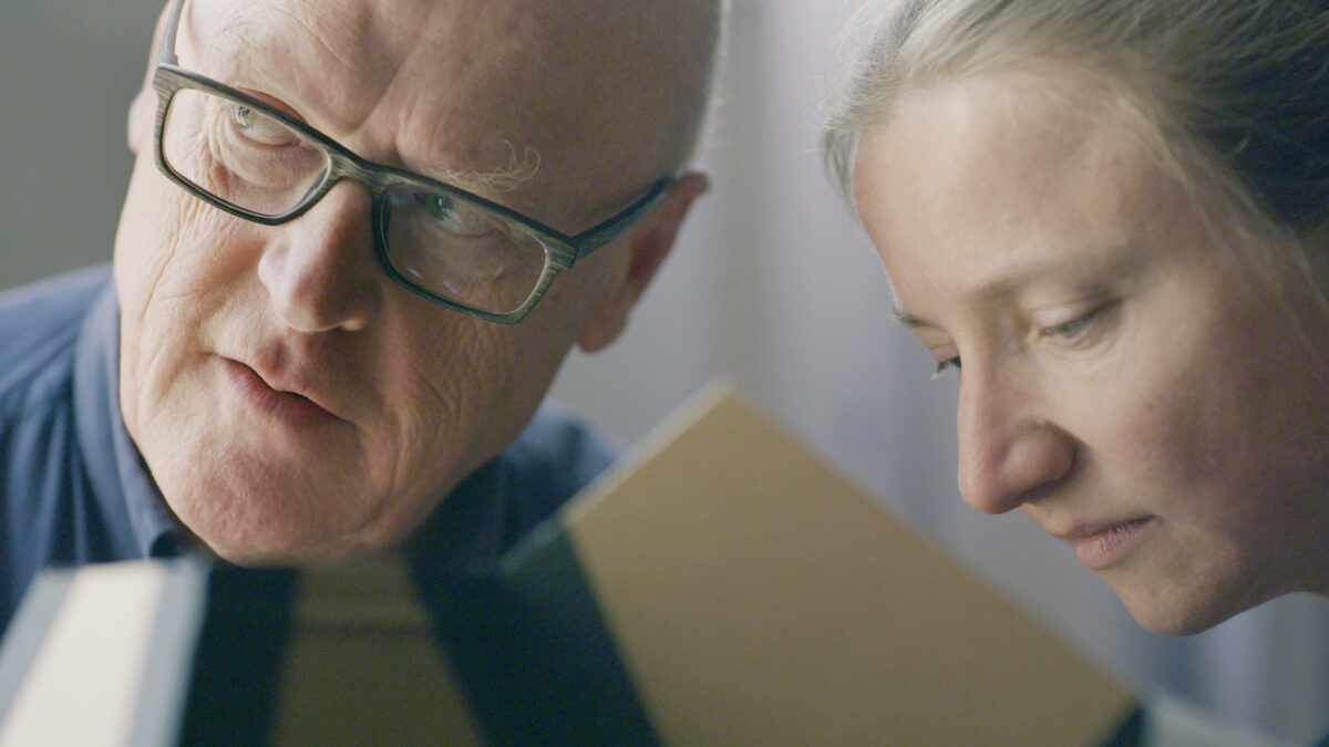 Kadr na dwójką znawców sztuki.