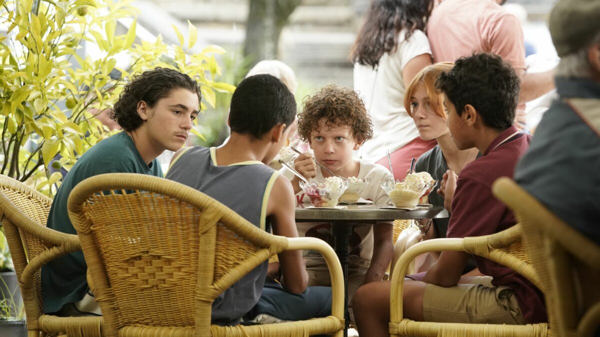 Grupa młodych przyjaciół na lodach w kawiarni.