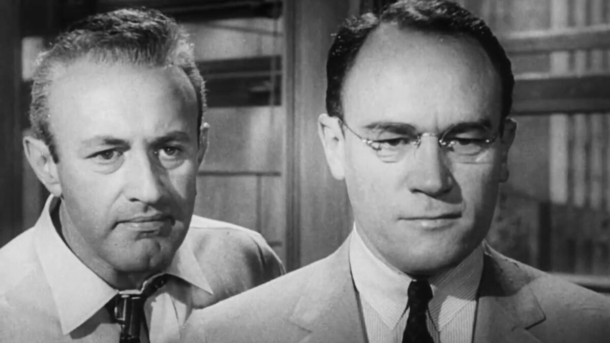 Kadr z dwójką mężczyzn.