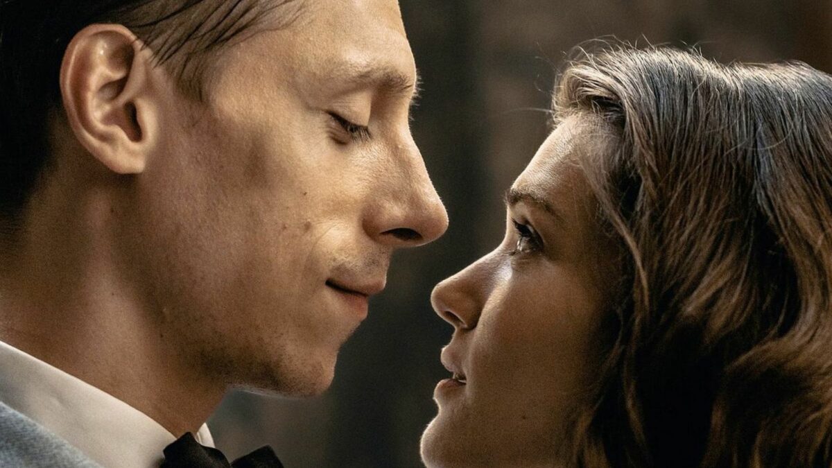 Zbliżenie na młodą parę, mężczyzna patrzy w oczy kobiecie.