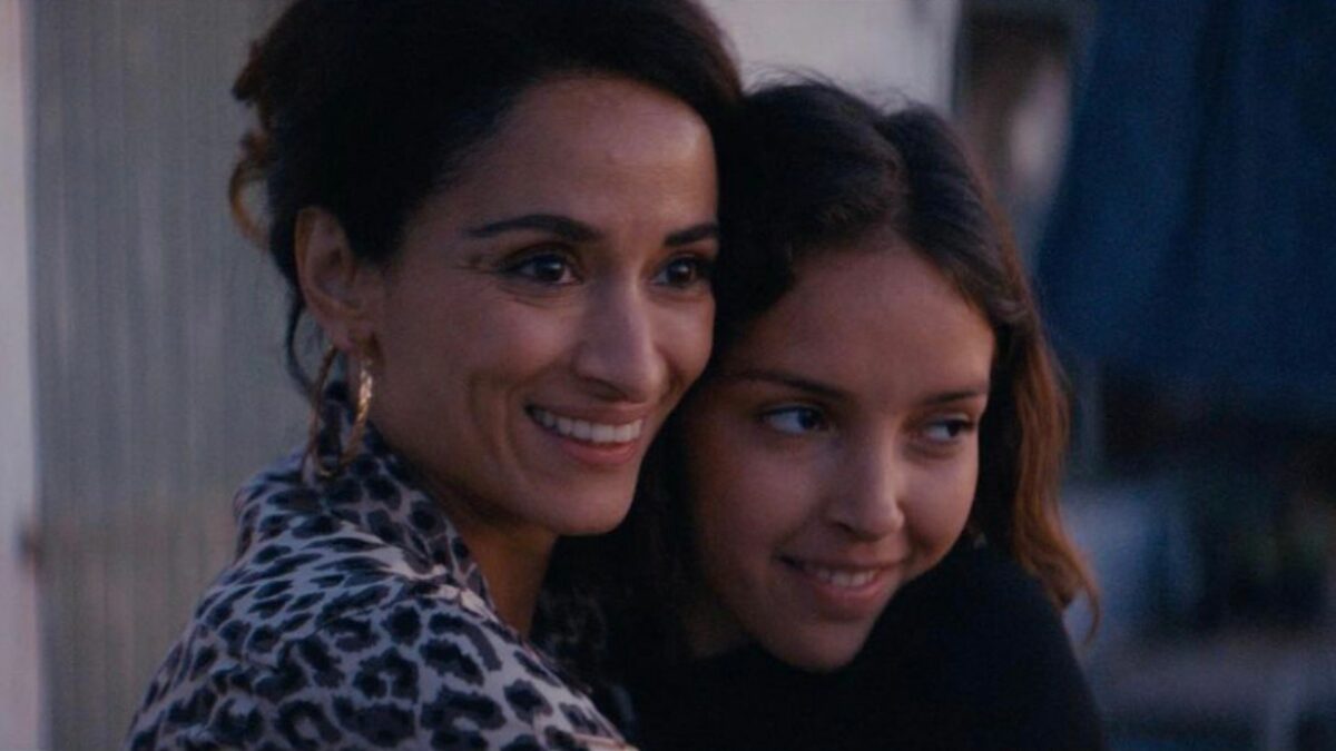 zbliżenie na młodą kobietę przytulaną przez matkę.