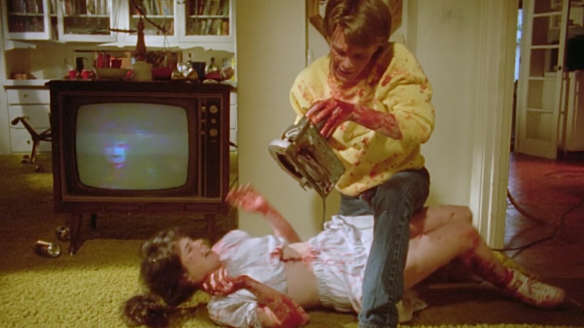 Młody mężczyzna atakuję dziewczynę, wszędzie pełno krwi.