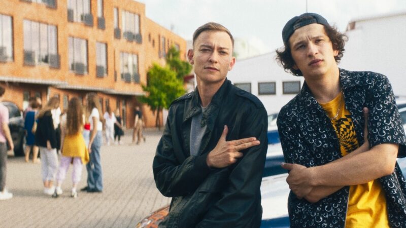 Dwójka młodych chłopaków na tle panoramy miasta