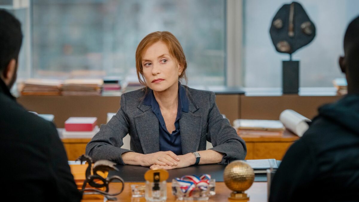 Kobieta przy biurku rozmawia z dwoma gościami.