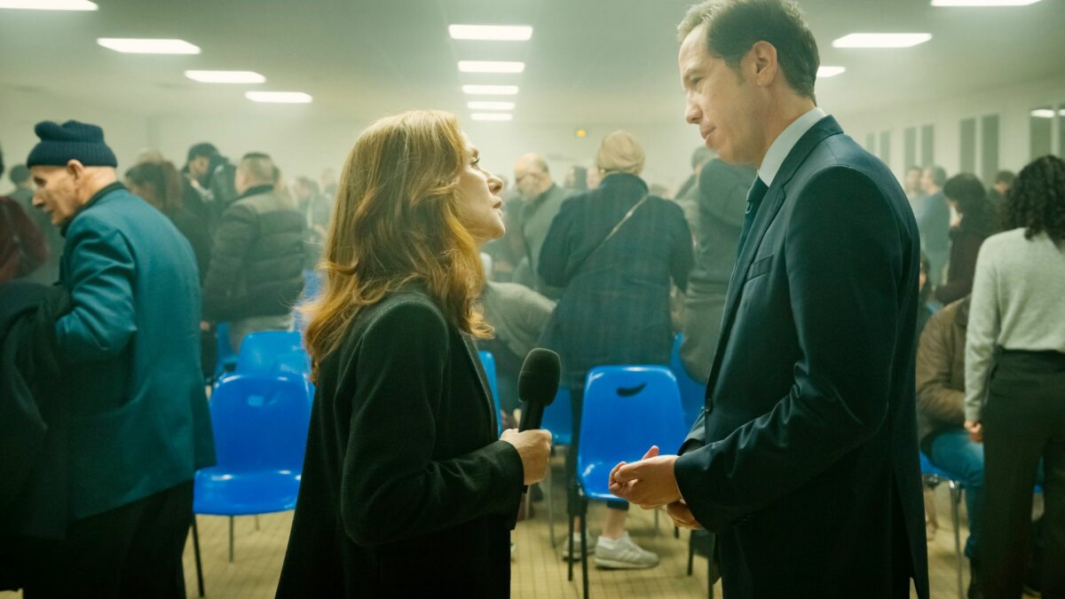 Rozmowa kobiety i mężczyzny w sali konferencyjnej.