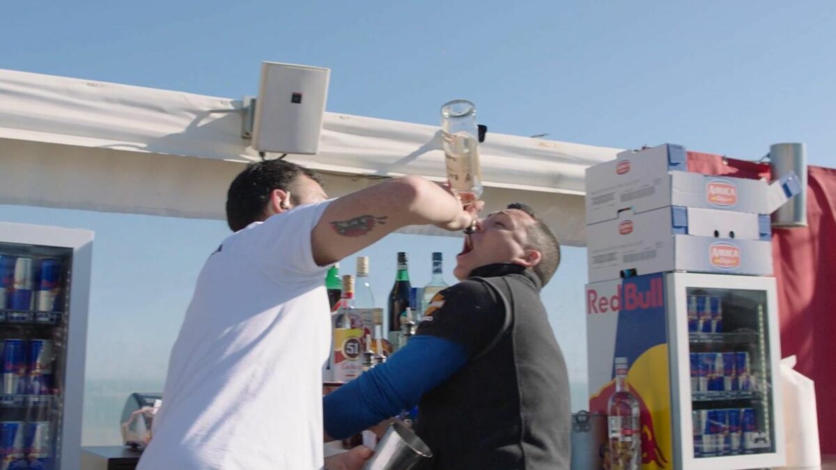 Kadr z dwójką barmanów bawiących się alkocholem.