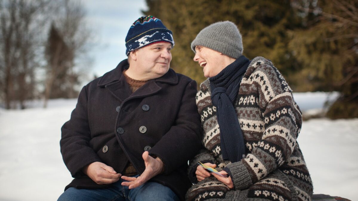 Para małużeńska na spacerze w zimowym okresie.