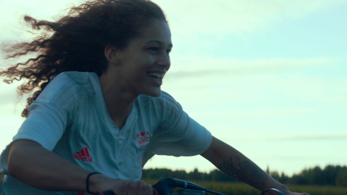 Zbliżenie na młodą dziewczynę podczas jazdy motorem.