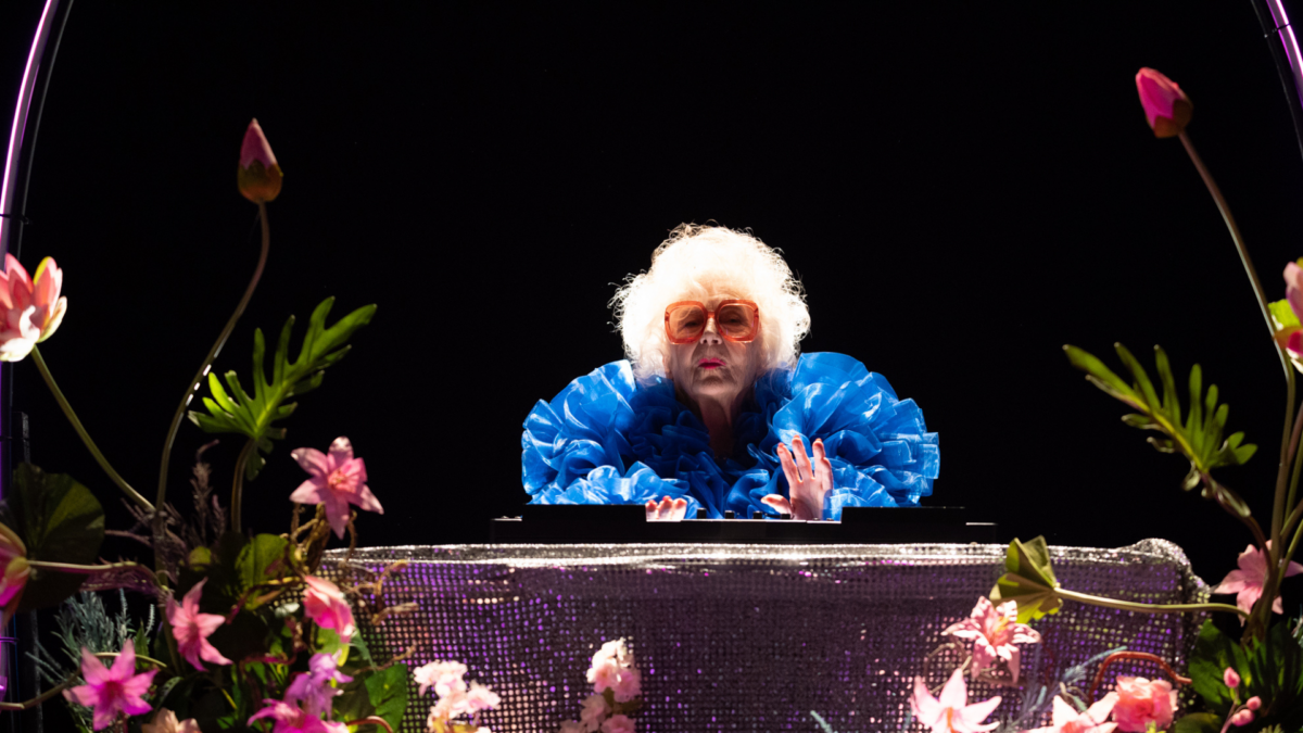 Seniorka za konsolą didżejką.