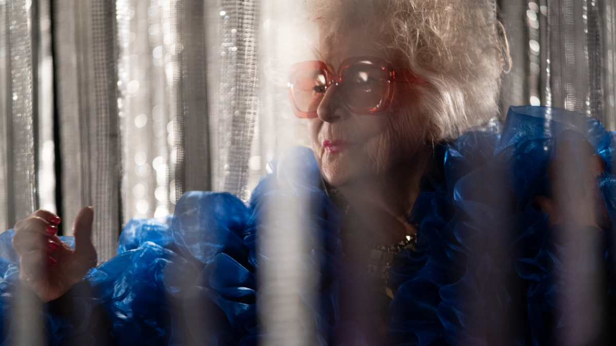 Zbliżenie na starszą kobietę w modnych, młodzieżowych okularach.