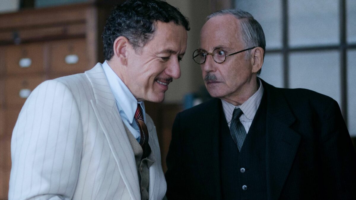 Dwóch mężczyzn rozmawiających w gabinecie adwokackim.