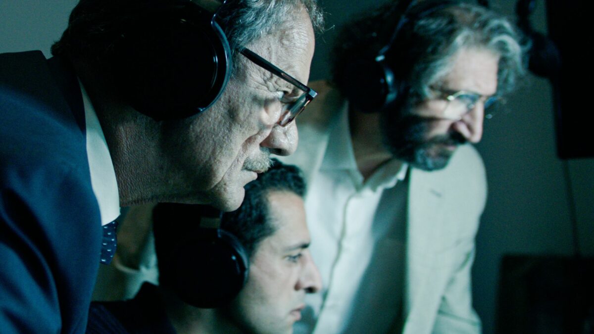 Troje agentów przy pracy nad podsłuchem.