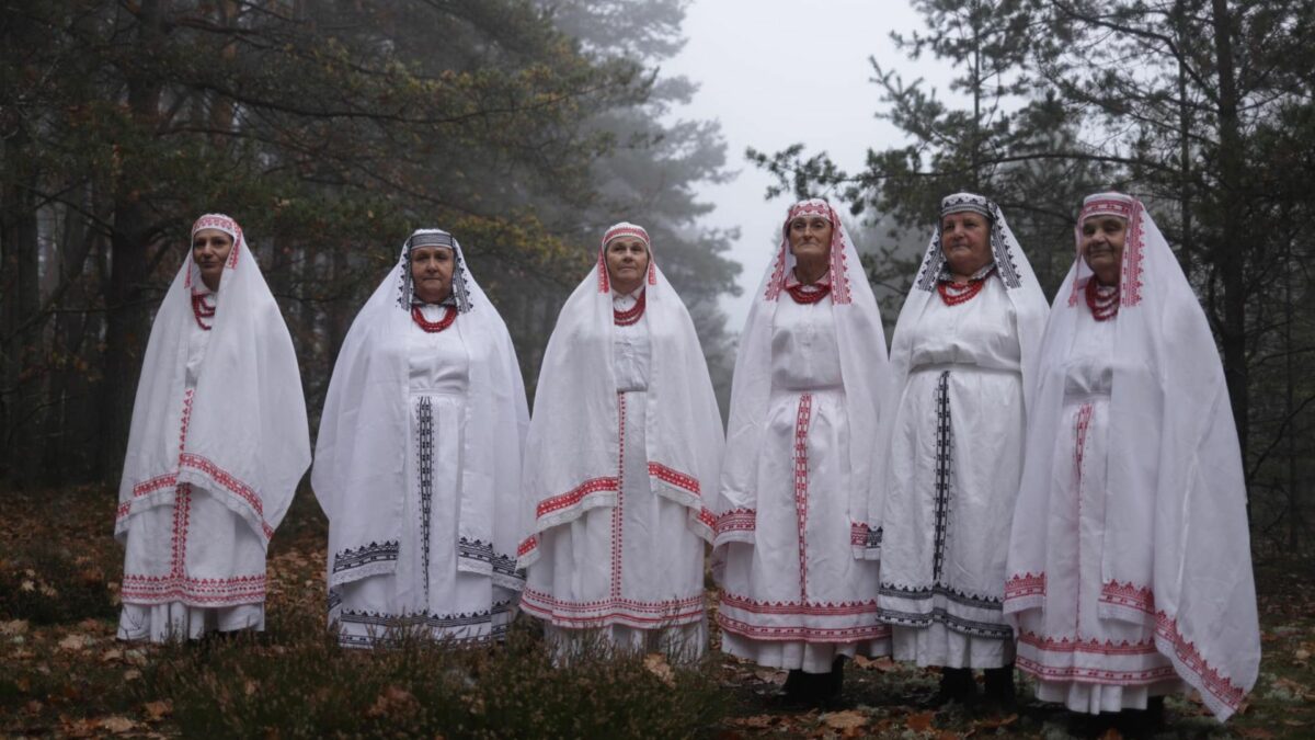 Kobiety w ludowych strojach z Roztocza.