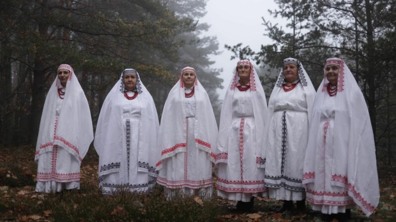 Kobiety w ludowych strojach z Roztocza.