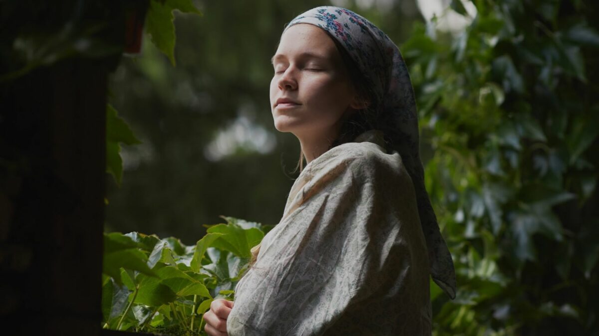 Kadr na młodą dziewczynę w tradycyjnym stroju ludowym.