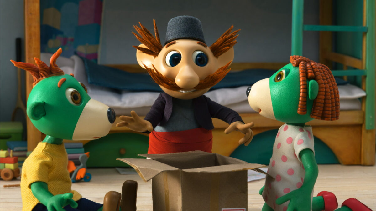 Małe Trefliki w swoim pokoju przed tajemniczym pudełkiem.