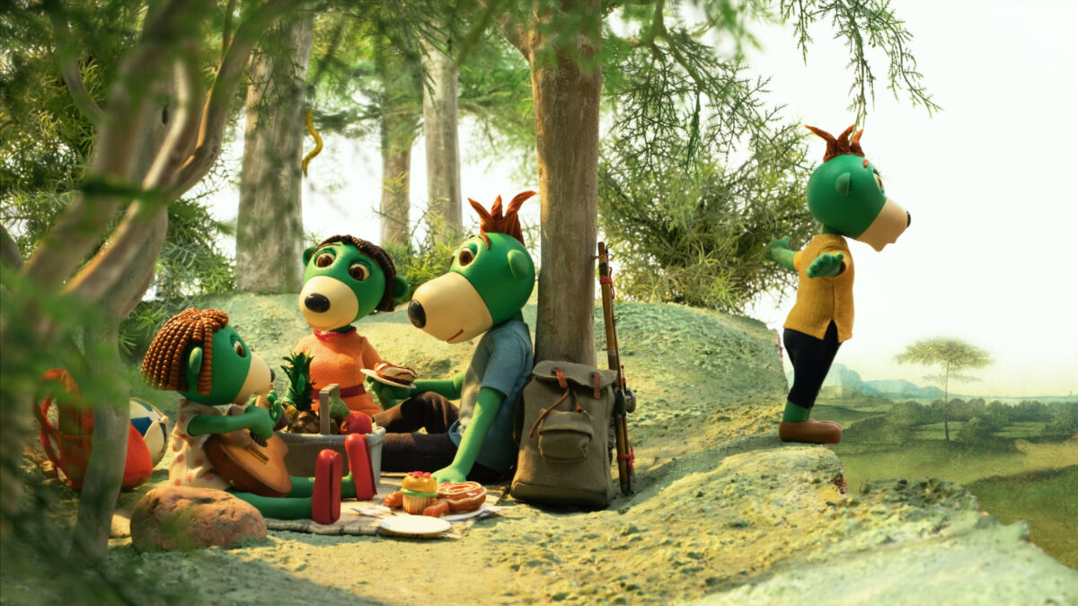 Rodzina Treflików na biwaku w lesie.