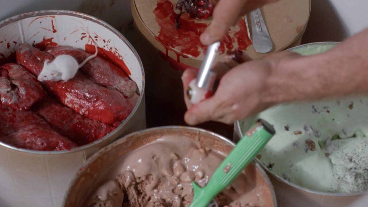 Miski z lodami oraz ludzkimi wnętrznościami, które zostaną przemienione na lody.