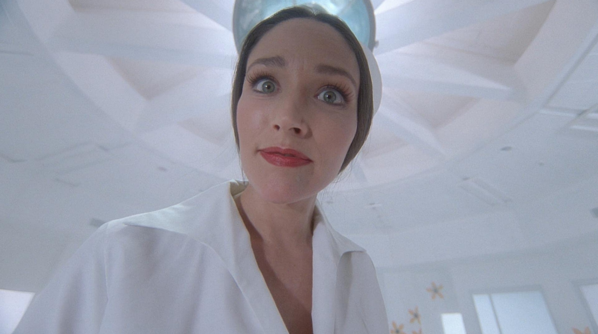 Zbliżenie na kobietę w białym stroju do sprzedawania lodów.