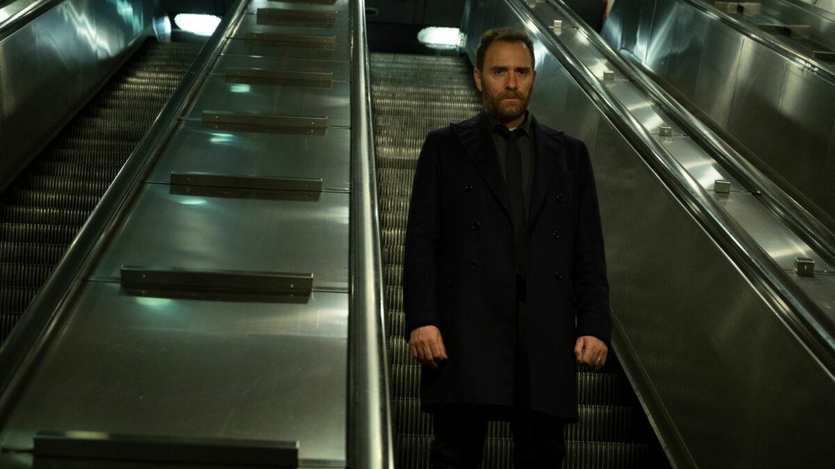 Mężczyzna na ruchomych schodach.