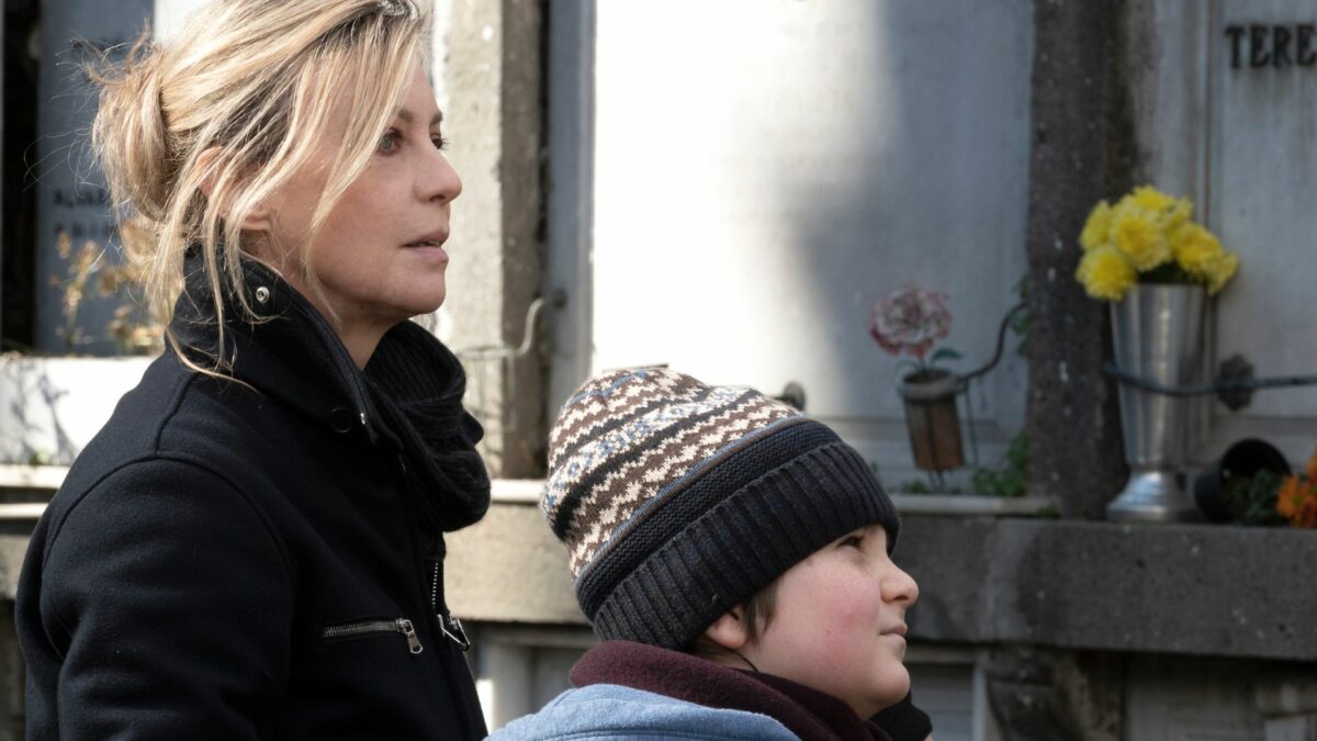 Matka i syn przy urnie.