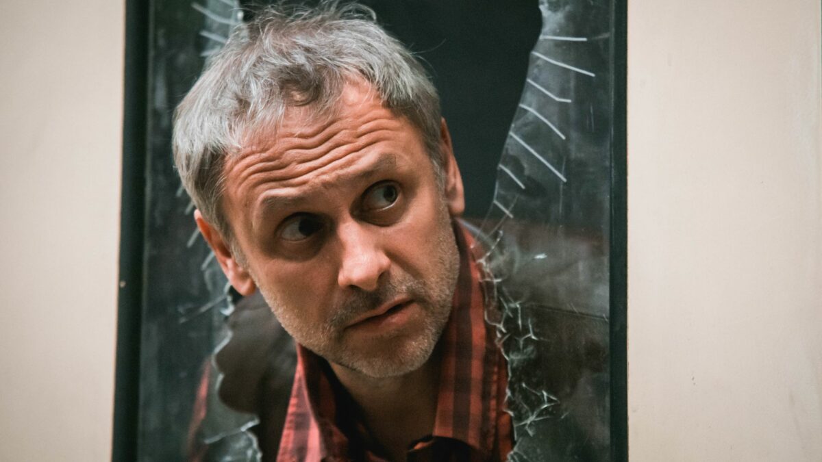 Mężczyzna przebił się przez drzwi między wagonami pociągu.