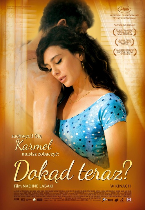 Plakat przedstawia młodą kobietę w objęciach mężczyzny.