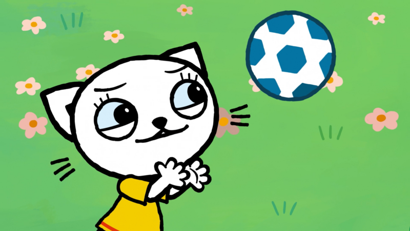 Biały kotek grający w piłkę.