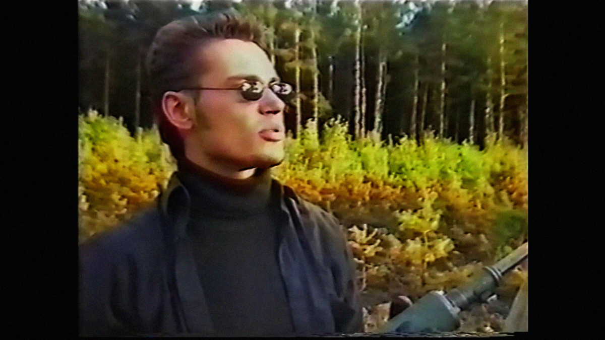 Portret chłopaka w ciemnych okularach.