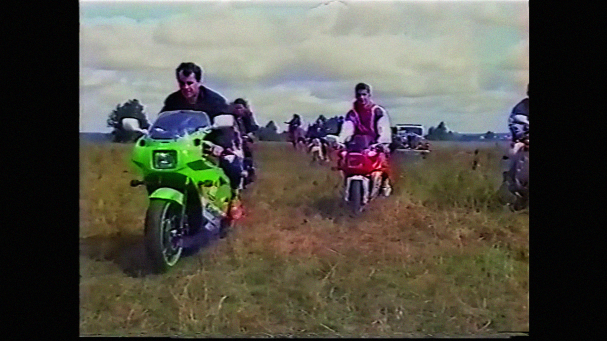 Grupa młodych ludzi na skuterach.