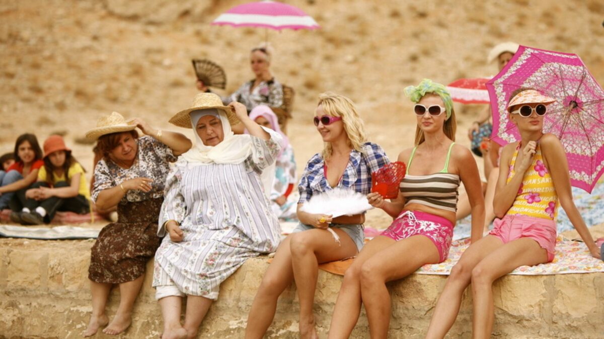 Kobiet w strojach letnich podczas upalnego dnia na dworze.