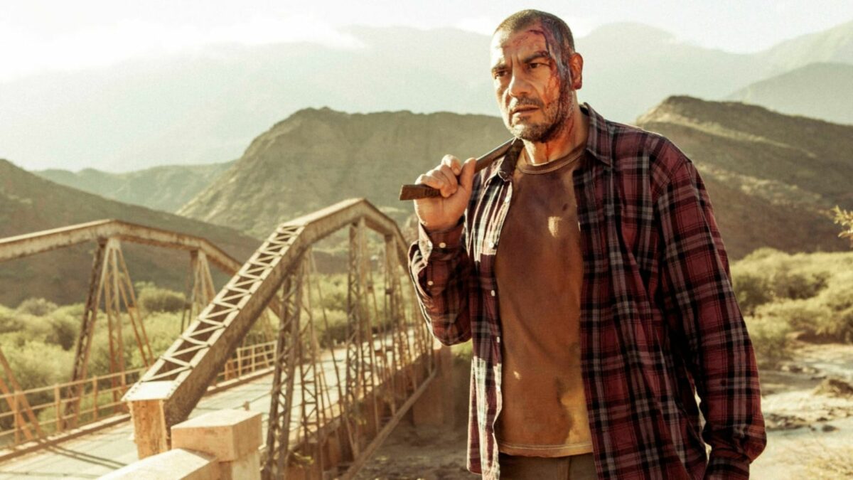 Mężczyzna na tle mostu.