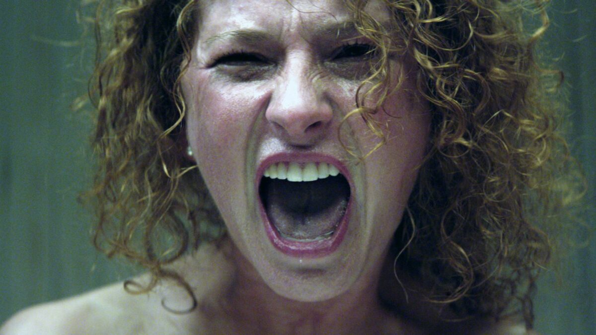 Zbliżenie na twarz kobiety, która krzyczy.