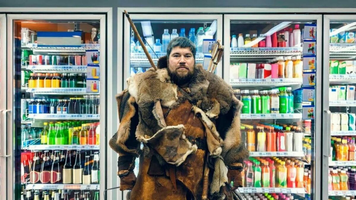 mężczyzna w stroju wikinga w sklepowych alejkach.