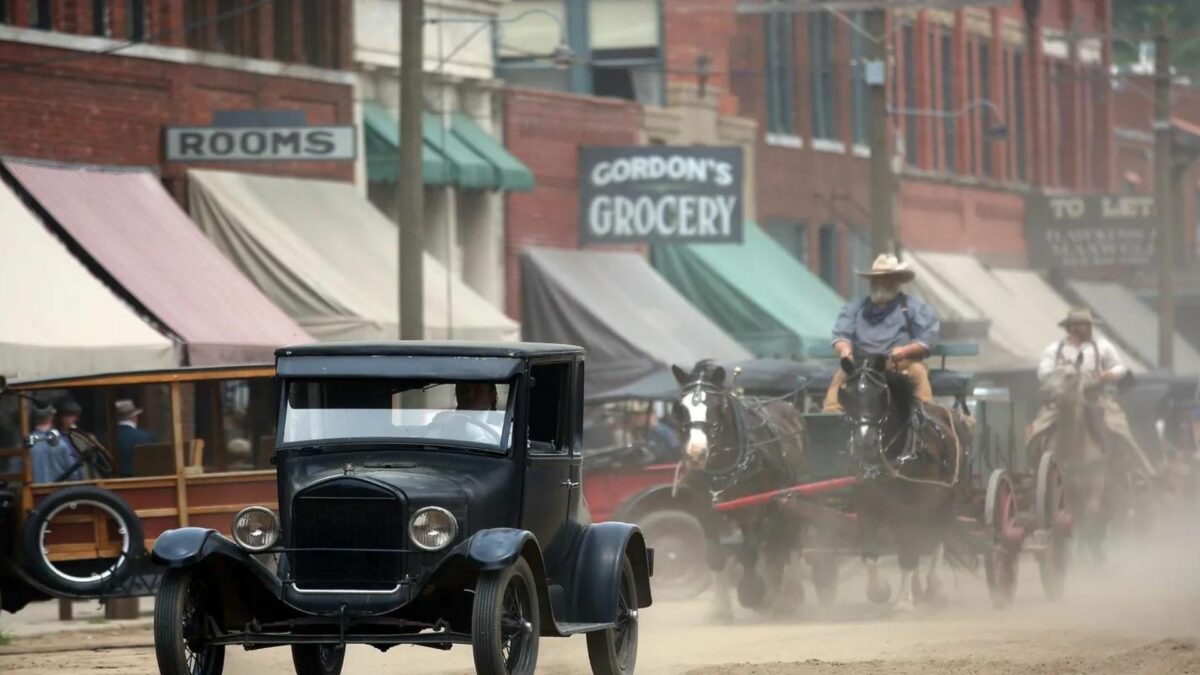 Oklahoma lat 20, widok na zatłoczoną ulicę.