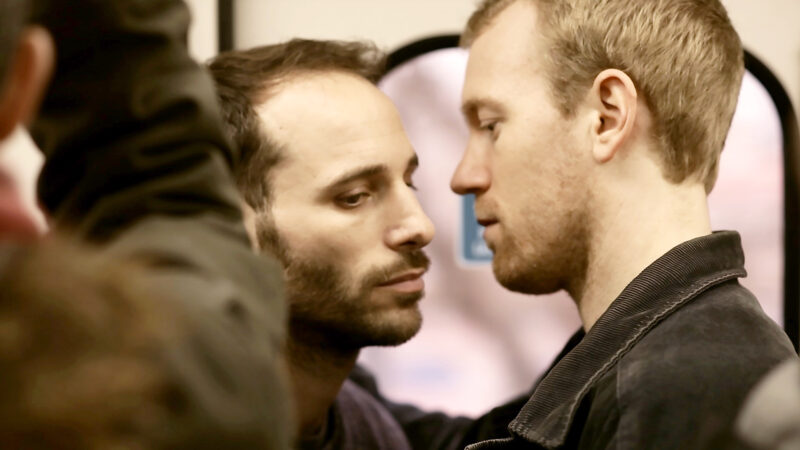 Kadr z zatłoczonego tramwaju i zbliżenie na dwójkę chłopaków.