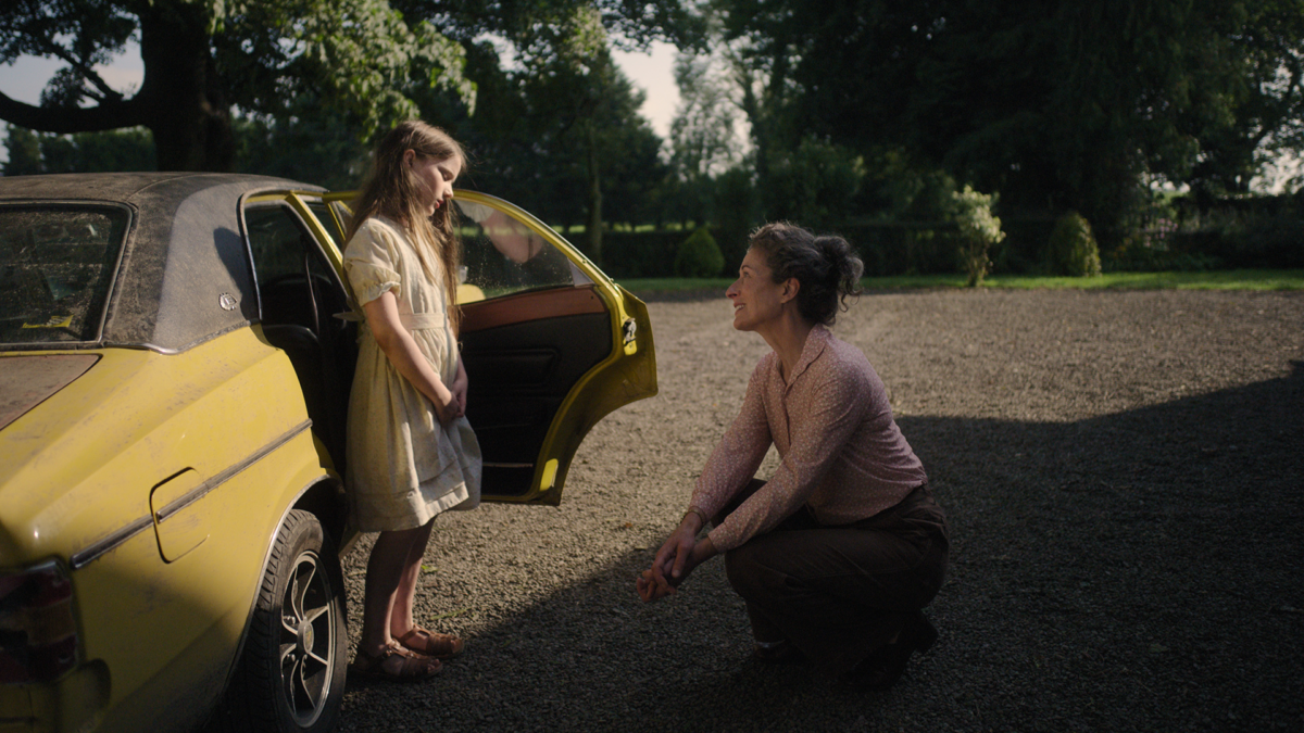 Dziewczynka przed wyjazdem żegnająca się z mamą.