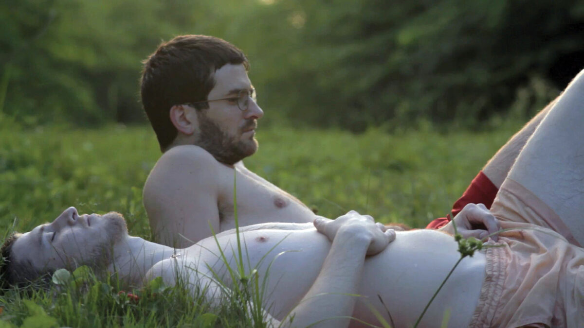 Dwoje znajomych odpoczywa na łące.