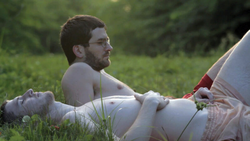 Dwoje znajomych odpoczywa na łące.